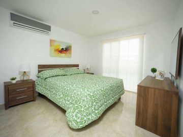 Venta de Casa en Urbanización Casa laguna, Av. León Febres Cordero, cerca del Riocentro el Dorado.