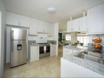 Venta de Casa en Urbanización Casa laguna, Av. León Febres Cordero, cerca del Riocentro el Dorado.