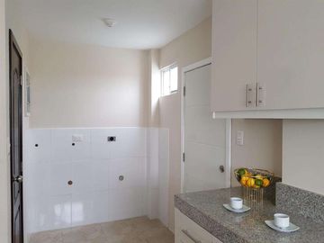 Venta de Casa en Urbanización Casa laguna, Av. León Febres Cordero, cerca del Riocentro el Dorado.