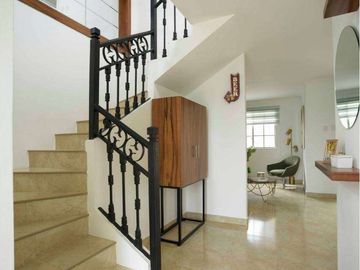 Venta de Casa en Urbanización Casa laguna, Av. León Febres Cordero, cerca del Riocentro el Dorado.