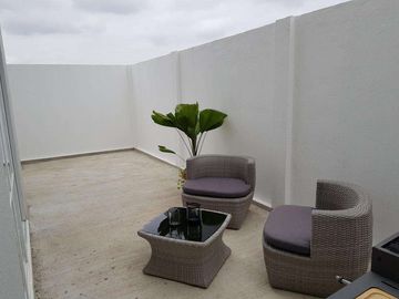 Venta de Casa en Urbanización Casa laguna, Av. León Febres Cordero, cerca del Riocentro el Dorado.