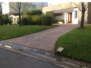 ALQUILER TEMPORARIO, NORDELTA EN EL EXCLUSIVO BARRIO DE CALETAS. DICIEMBRE, ENERO, FEBRERO Y MARZO