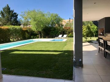 ALQUILER TEMPORARIO, NORDELTA EN EL EXCLUSIVO BARRIO DE CALETAS. DICIEMBRE, ENERO, FEBRERO Y MARZO