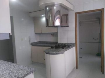 apartamento en venta en los rosales. Cod V20560