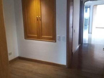 apartamento en venta en los rosales. Cod V20560