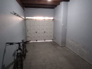 VENDE CASA CON LOCAL Y DEPARTAMENTO!