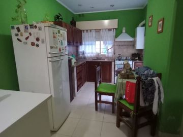VENDE CASA CON LOCAL Y DEPARTAMENTO!