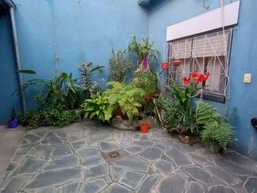VENDE CASA CON LOCAL Y DEPARTAMENTO!