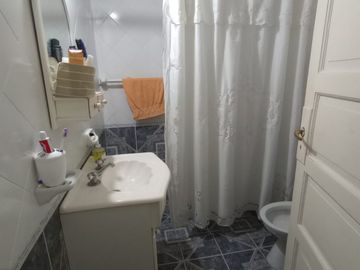 VENDE CASA CON LOCAL Y DEPARTAMENTO!
