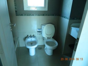 3 AMBIENTES IMPECABLES AL FRENTE , CON COCHERA CUBIERTA,DOS DORMITORIOS , UNO  EN SUITE, AMBOS CON PLACARES EMPOTRADOS E INTERIORES COLOCADOS, DOS BAÑ