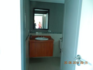 3 AMBIENTES IMPECABLES AL FRENTE , CON COCHERA CUBIERTA,DOS DORMITORIOS , UNO  EN SUITE, AMBOS CON PLACARES EMPOTRADOS E INTERIORES COLOCADOS, DOS BAÑ