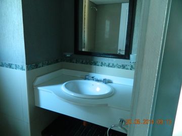 3 AMBIENTES IMPECABLES AL FRENTE , CON COCHERA CUBIERTA,DOS DORMITORIOS , UNO  EN SUITE, AMBOS CON PLACARES EMPOTRADOS E INTERIORES COLOCADOS, DOS BAÑ