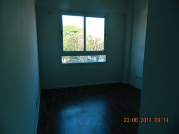 3 AMBIENTES IMPECABLES AL FRENTE , CON COCHERA CUBIERTA,DOS DORMITORIOS , UNO  EN SUITE, AMBOS CON PLACARES EMPOTRADOS E INTERIORES COLOCADOS, DOS BAÑ