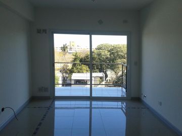 3 AMBIENTES IMPECABLES AL FRENTE , CON COCHERA CUBIERTA,DOS DORMITORIOS , UNO  EN SUITE, AMBOS CON PLACARES EMPOTRADOS E INTERIORES COLOCADOS, DOS BAÑ