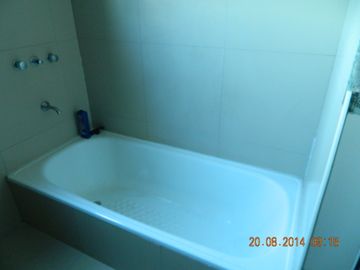 3 AMBIENTES IMPECABLES AL FRENTE , CON COCHERA CUBIERTA,DOS DORMITORIOS , UNO  EN SUITE, AMBOS CON PLACARES EMPOTRADOS E INTERIORES COLOCADOS, DOS BAÑ