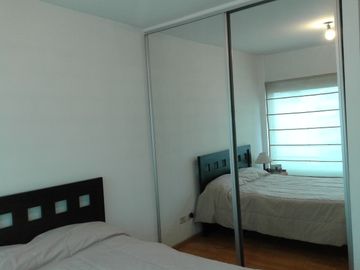 3 AMBIENTES IMPECABLES AL FRENTE , CON COCHERA CUBIERTA,DOS DORMITORIOS , UNO  EN SUITE, AMBOS CON PLACARES EMPOTRADOS E INTERIORES COLOCADOS, DOS BAÑ