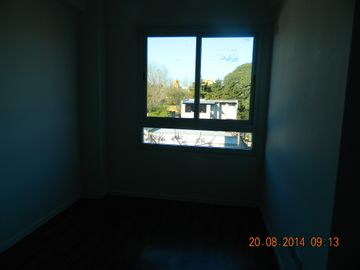 3 AMBIENTES IMPECABLES AL FRENTE , CON COCHERA CUBIERTA,DOS DORMITORIOS , UNO  EN SUITE, AMBOS CON PLACARES EMPOTRADOS E INTERIORES COLOCADOS, DOS BAÑ