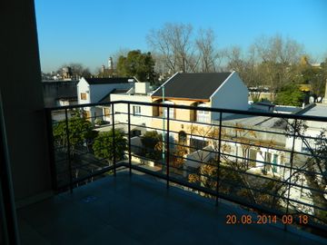 3 AMBIENTES IMPECABLES AL FRENTE , CON COCHERA CUBIERTA,DOS DORMITORIOS , UNO  EN SUITE, AMBOS CON PLACARES EMPOTRADOS E INTERIORES COLOCADOS, DOS BAÑ