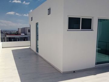 Excelente casa en Lomas de Juriquilla con Roof Garden J2