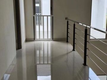 Rumah Gress Greenland Residence , Strategis