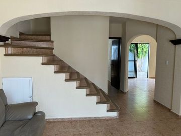 EN VENTA EXCELENTE CASA DE 3 RECAMARAS UNA EN PLANTA BAJA UBICADA EN SANTA FE