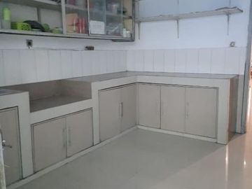 Rumah Manyar Rejo Cocok untuk Usaha, 0 jln raya. ada kolam renang
