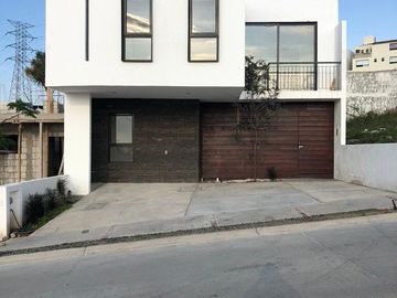 CASA EN VENTA 4 RECAMARAS VALLE TINTO CORREGIDORA