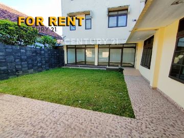Rumah Untuk Kantor 8 Kamar  Di Gatsu, Bandung