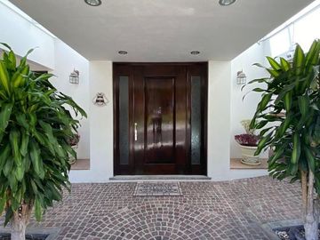Amplia Casa en Venta