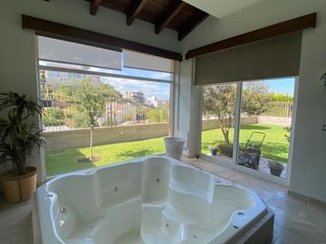 Amplia Casa en Venta