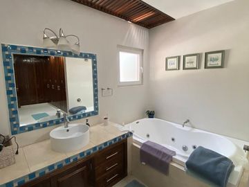 Amplia Casa en Venta