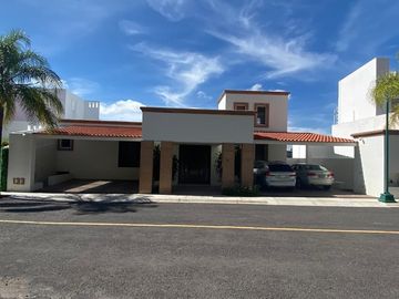 Amplia Casa en Venta