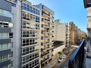 Venta - Departamento dos ambientes con balcón a la calle - Gascón 1984