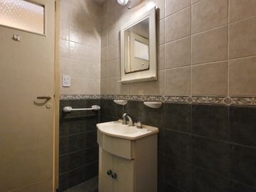 Venta - Departamento dos ambientes con balcón a la calle - Gascón 1984