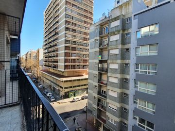 Venta - Departamento dos ambientes con balcón a la calle - Gascón 1984