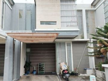 Dijual Rumah Bangunan 2 Lantai di Jl. Gunung Anyar, Surabaya
