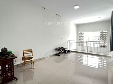 Disewaka Rumah  2 Lantai Full Furnished Harapan Indah Bekasi