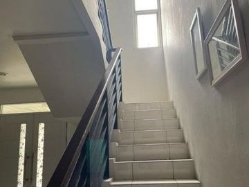 Rumah 2 Lantai Full Renovasi di Cluster Palm Summarecon Bekasi