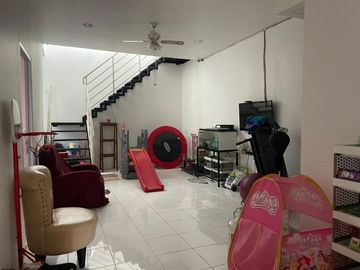 Rumah 2 Lantai Full Renovasi di Cluster Palm Summarecon Bekasi