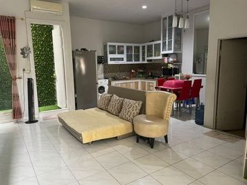 Rumah 2 Lantai Full Renovasi di Cluster Palm Summarecon Bekasi