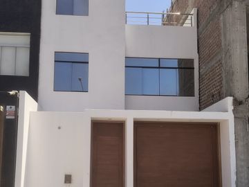 🌟 ¡Descubre tu futuro hogar en el encanto de Moche, Trujillo! 🌟

✨ ¡Estreno! Moderna casa de campo de 3 pisos, esperando por ti y tu familia. ✨

-