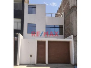 🌟 ¡Descubre tu futuro hogar en el encanto de Moche, Trujillo! 🌟

✨ ¡Estreno! Moderna casa de campo de 3 pisos, esperando por ti y tu familia. ✨

-