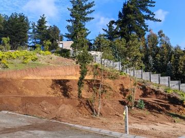 HERMOSO TERRENO EN CONDOMINIO, SECTOR LOS PINOS, MONJAS FRAN