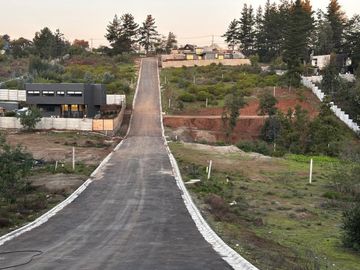 HERMOSO TERRENO EN CONDOMINIO, SECTOR LOS PINOS, MONJAS FRAN