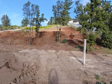 HERMOSO TERRENO EN CONDOMINIO, SECTOR LOS PINOS, MONJAS FRAN