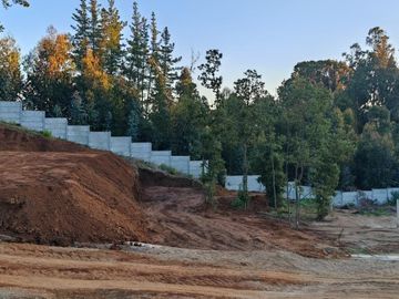 HERMOSO TERRENO EN CONDOMINIO, SECTOR LOS PINOS, MONJAS FRAN