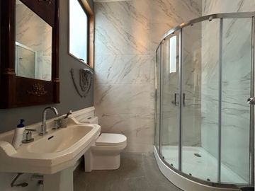 Casa en Venta en Edificio completo de 3 pisos. 6 departamentos y local comercial. Santo Domingo/Miraflores. Metro Bellas Artes