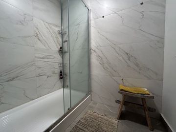Casa en Venta en Edificio completo de 3 pisos. 6 departamentos y local comercial. Santo Domingo/Miraflores. Metro Bellas Artes