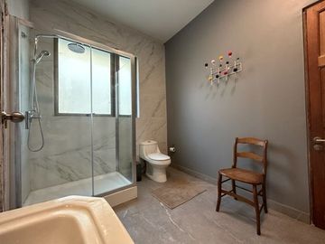 Casa en Venta en Edificio completo de 3 pisos. 6 departamentos y local comercial. Santo Domingo/Miraflores. Metro Bellas Artes