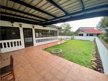 SE VENDE HERMOSA CASA EN ALTOS DE CERRO AZUL $195,000